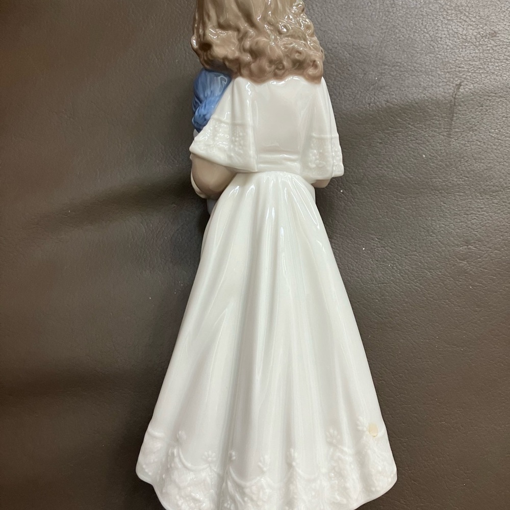 Lladro collectible figurine « Girl with the Doll »